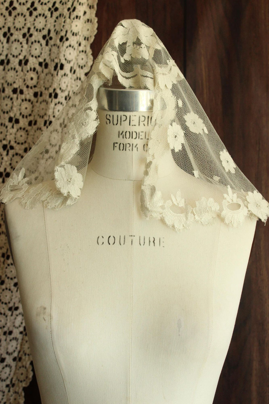 Vintage 1950s 1960s White Lace Oval Mantilla or Bridal Veil