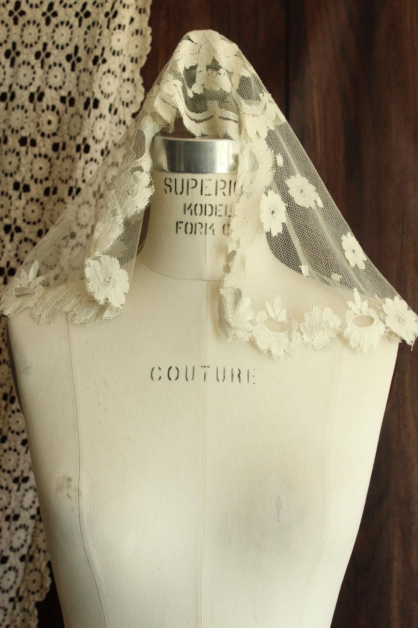 Vintage 1950s 1960s White Lace Oval Mantilla or Bridal Veil