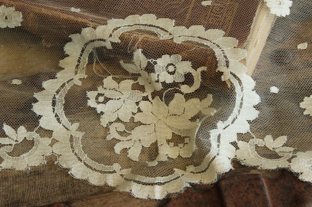 Vintage 1950s 1960s White Lace Oval Mantilla or Bridal Veil