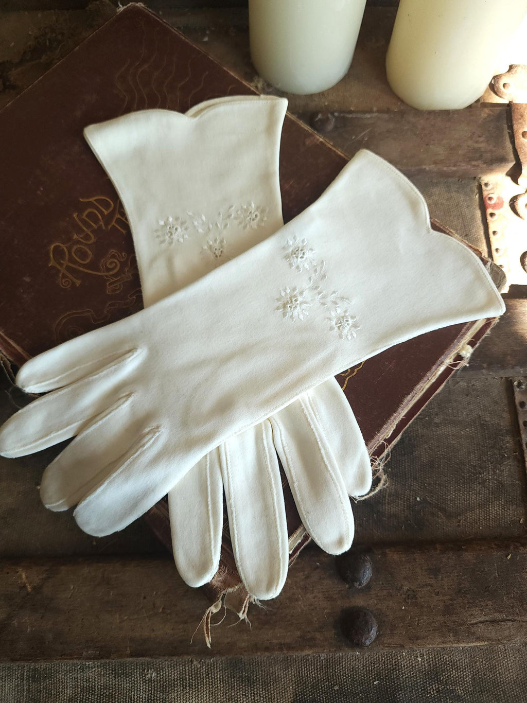 Vintage 1950s Frederick & Nelson Embroidered Winter White Gloves