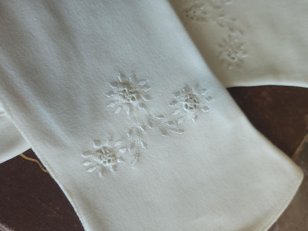 Vintage 1950s Frederick & Nelson Embroidered Winter White Gloves