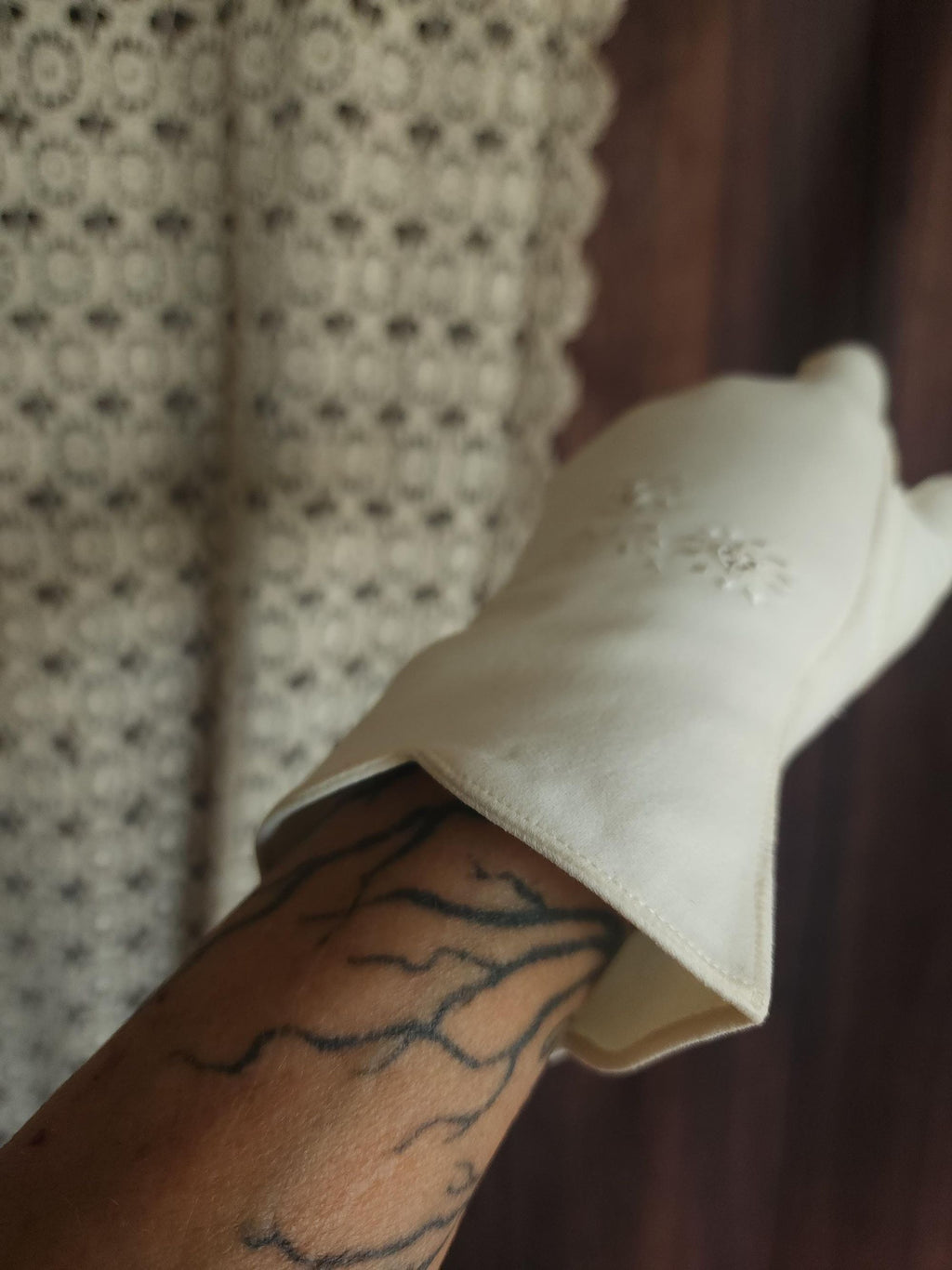 Vintage 1950s Frederick & Nelson Embroidered Winter White Gloves