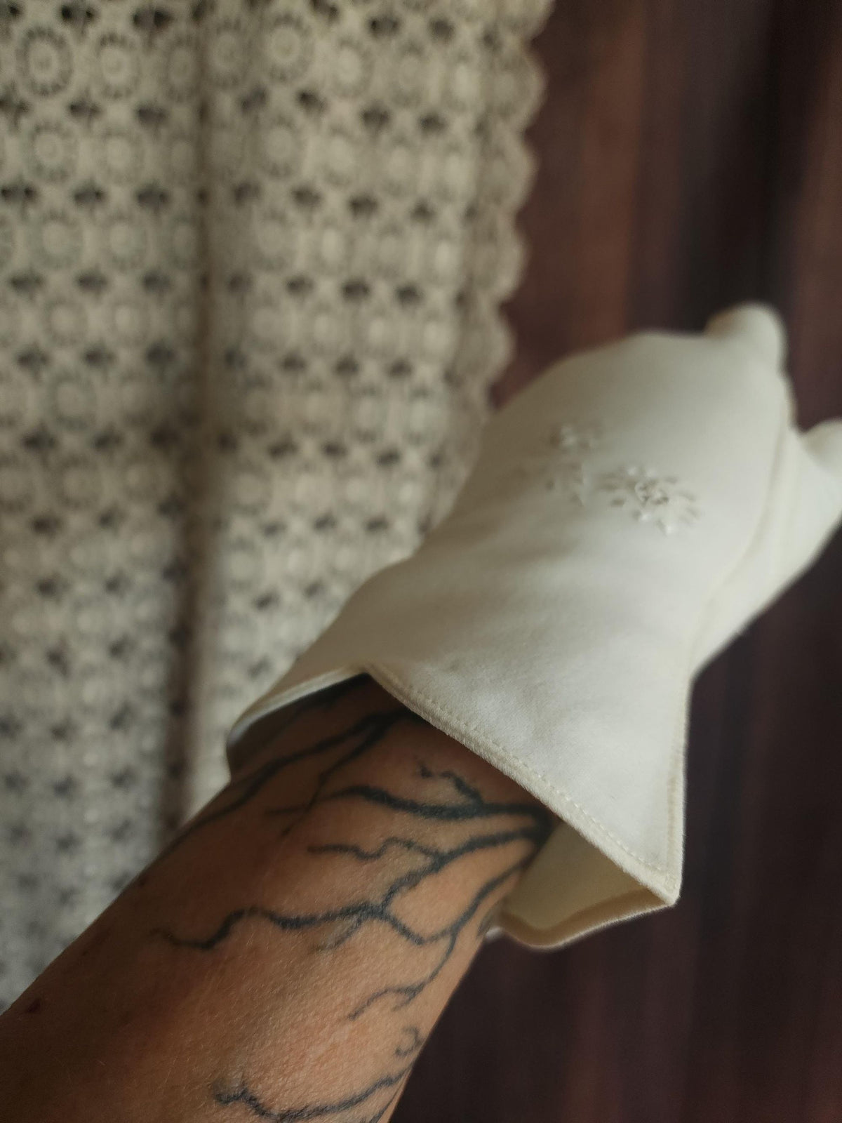 Vintage 1950s Frederick & Nelson Embroidered Winter White Gloves