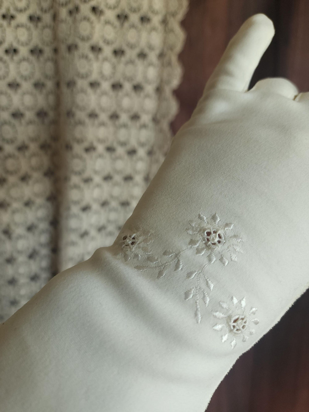 Vintage 1950s Frederick & Nelson Embroidered Winter White Gloves