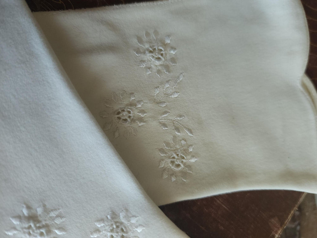Vintage 1950s Frederick & Nelson Embroidered Winter White Gloves