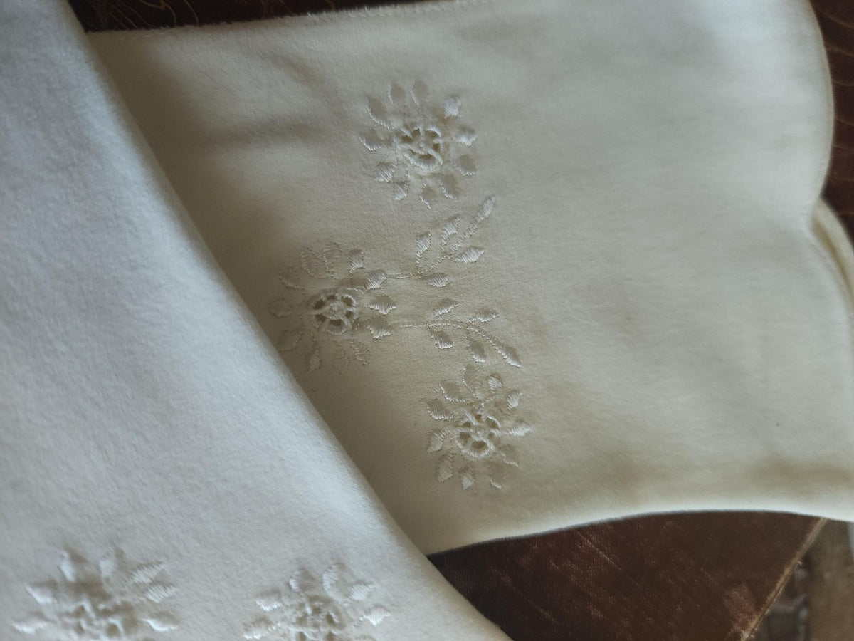 Vintage 1950s Frederick & Nelson Embroidered Winter White Gloves