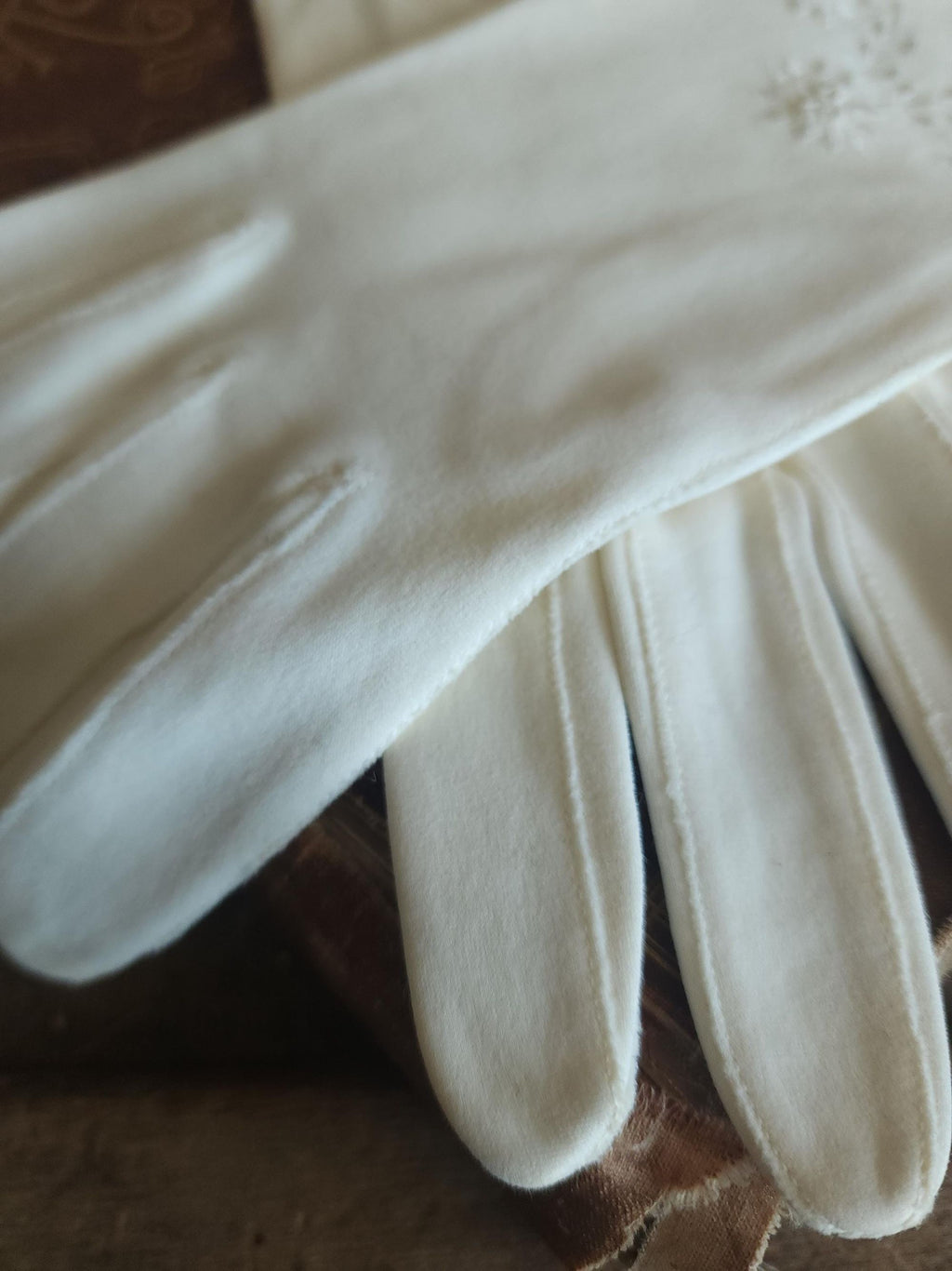 Vintage 1950s Frederick & Nelson Embroidered Winter White Gloves