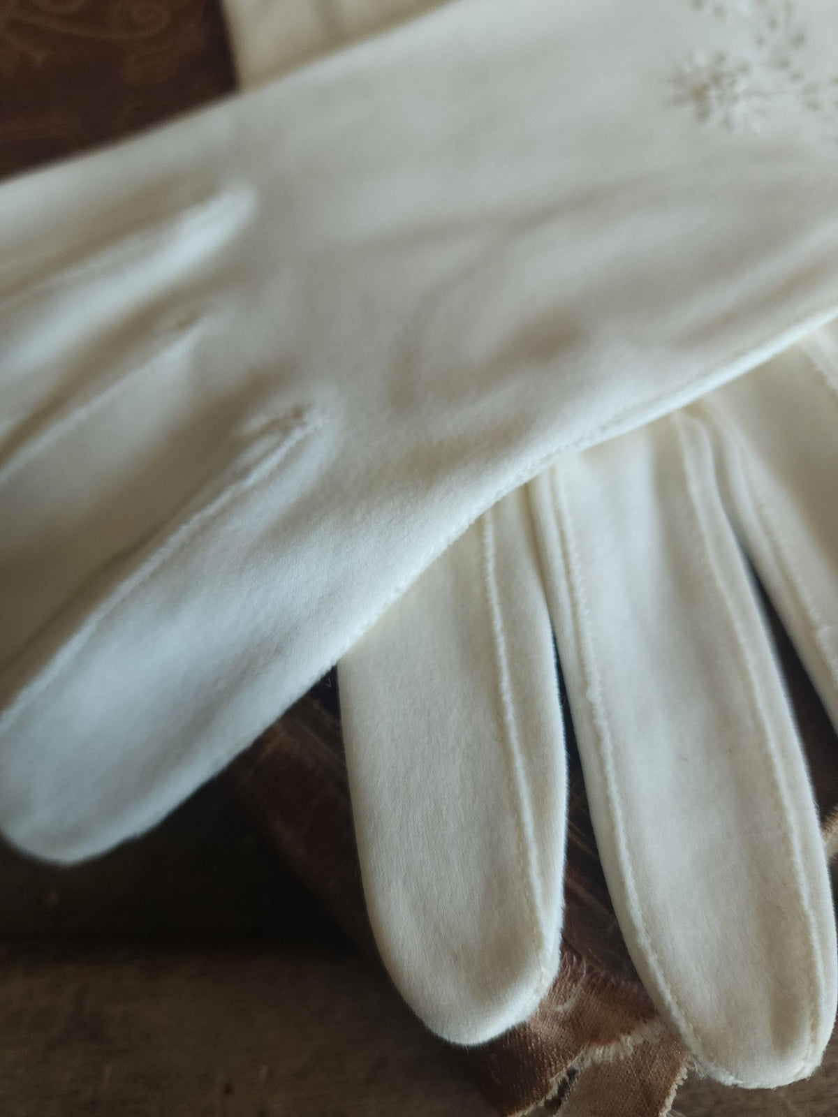 Vintage 1950s Frederick & Nelson Embroidered Winter White Gloves