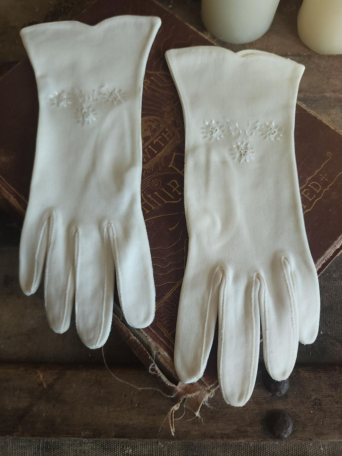 Vintage 1950s Frederick & Nelson Embroidered Winter White Gloves