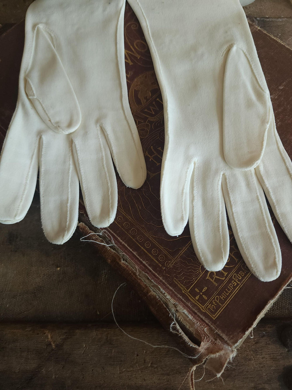 Vintage 1950s Frederick & Nelson Embroidered Winter White Gloves