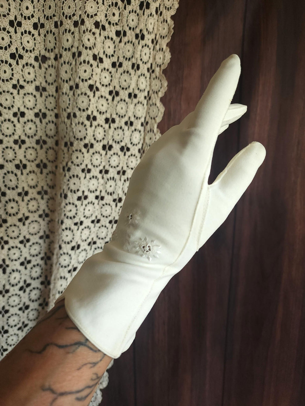 Vintage 1950s Frederick & Nelson Embroidered Winter White Gloves