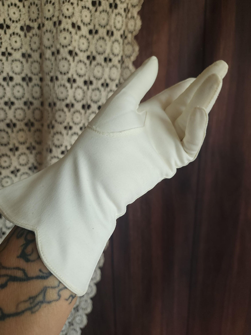 Vintage 1950s Frederick & Nelson Embroidered Winter White Gloves