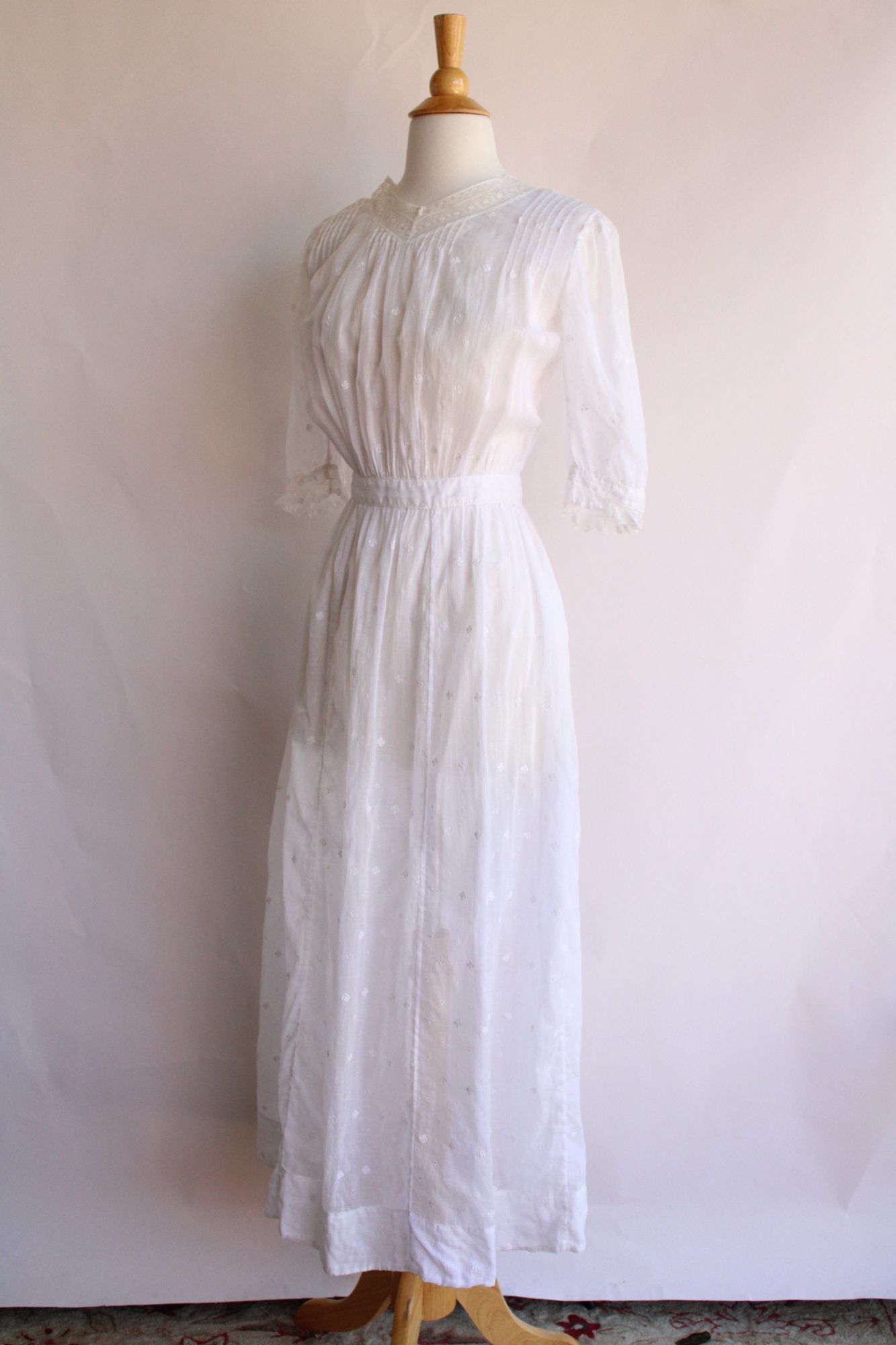 Vintage Antique 1900s 1910s  Edwardian White Cotton And Lace Embroidered Lingerie ( Tea)  Dress