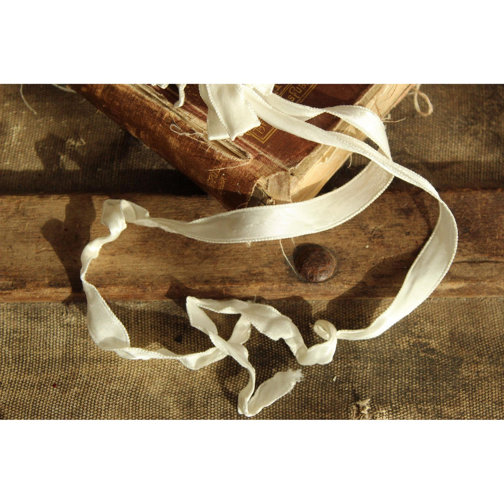 Vintage 1950s Winter White Knit baby bonnet with Ribbon Ties