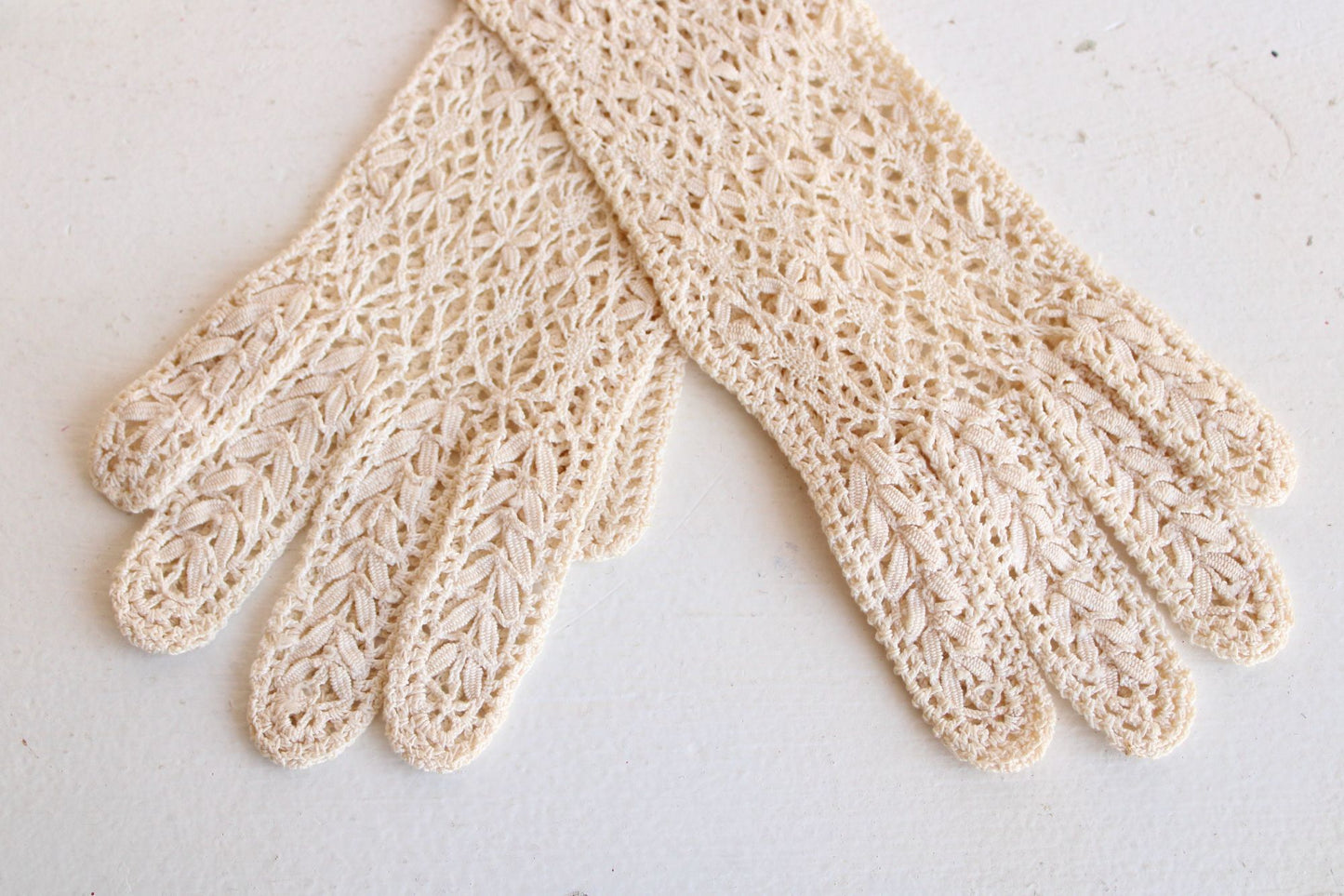 Vintage 1930s 1940s Ivory Crochet Gloves
