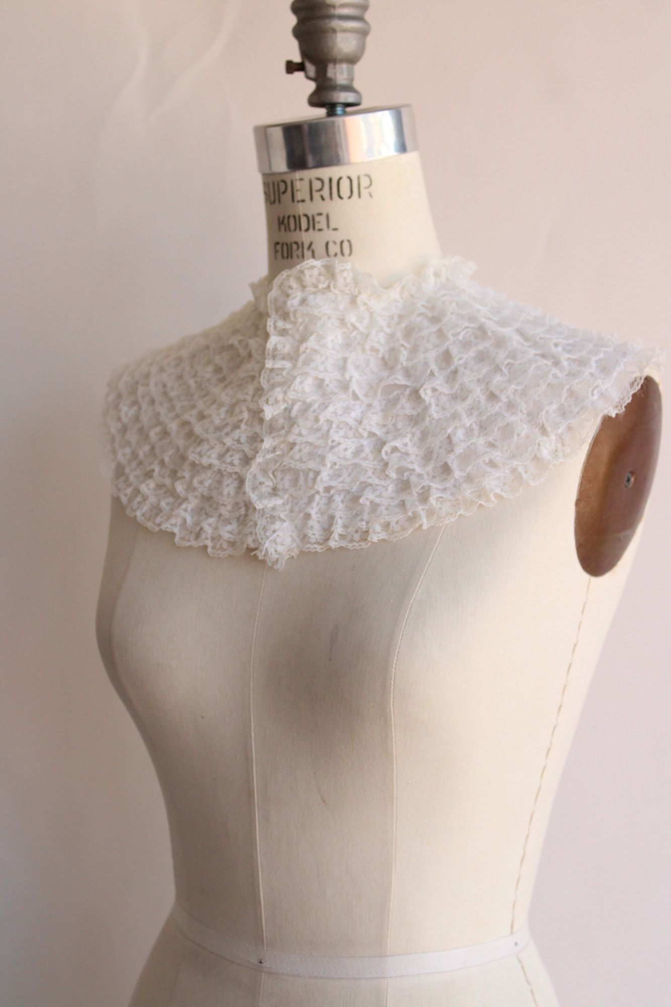 Vintage 1950s White Ruffled Lace Collar