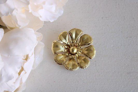 Vintage 1960s Flower in Gold Tone Metal Brooch