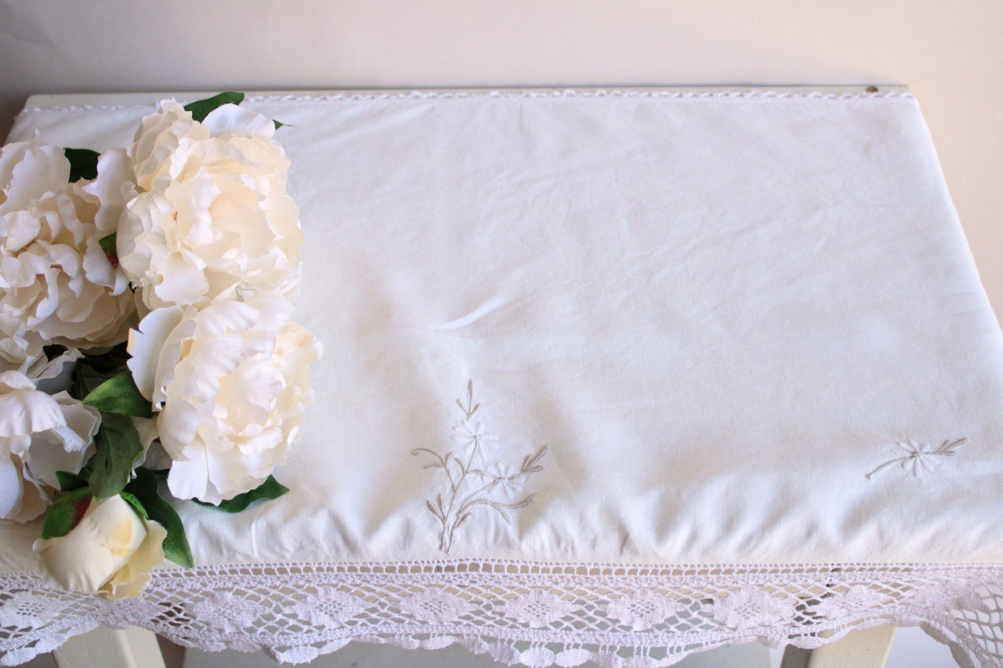Vintage 1960s Embroidered Table Runner With Daisies