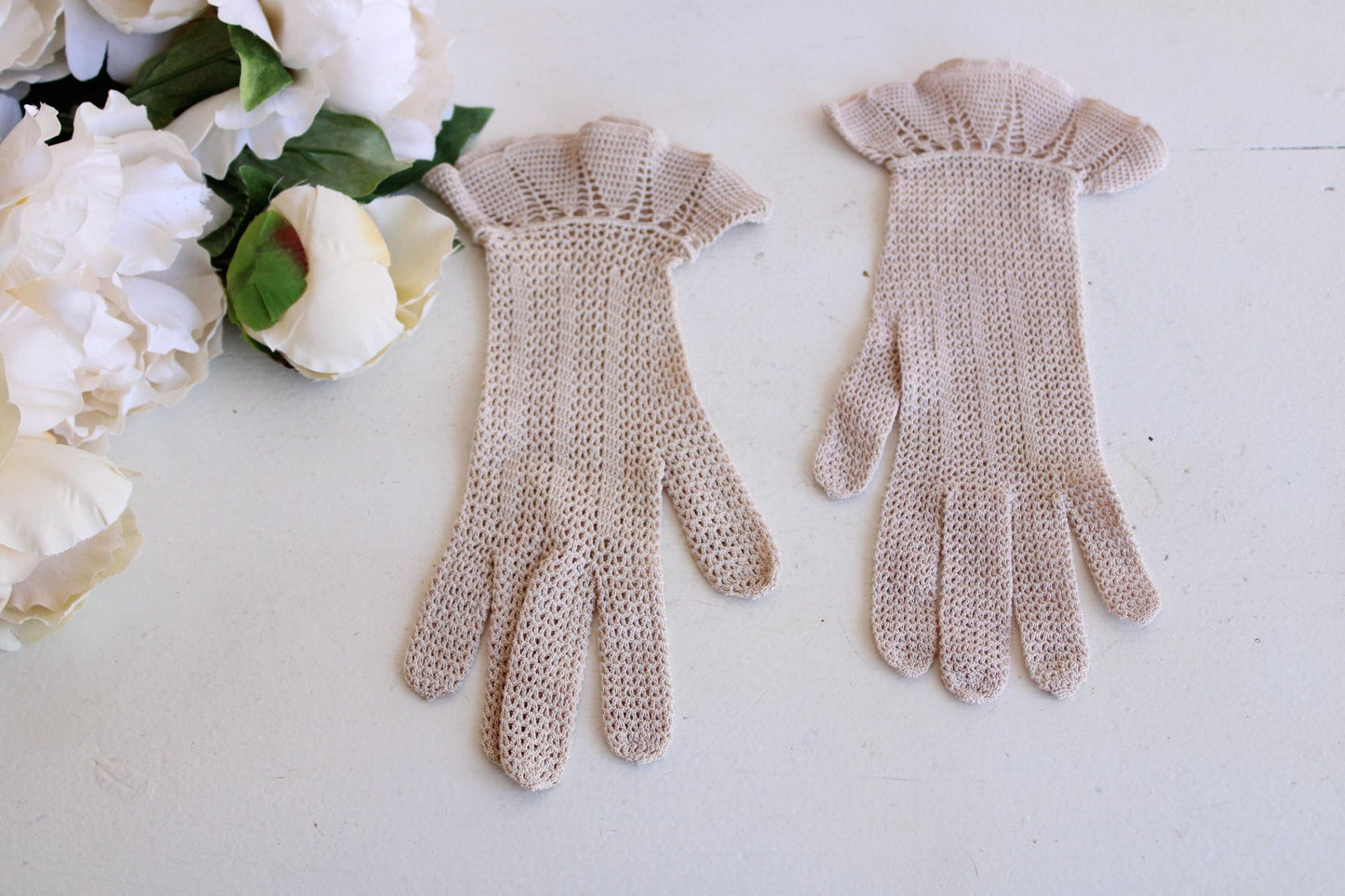 Vintage 1930s 1940s Beige Crochet Gloves