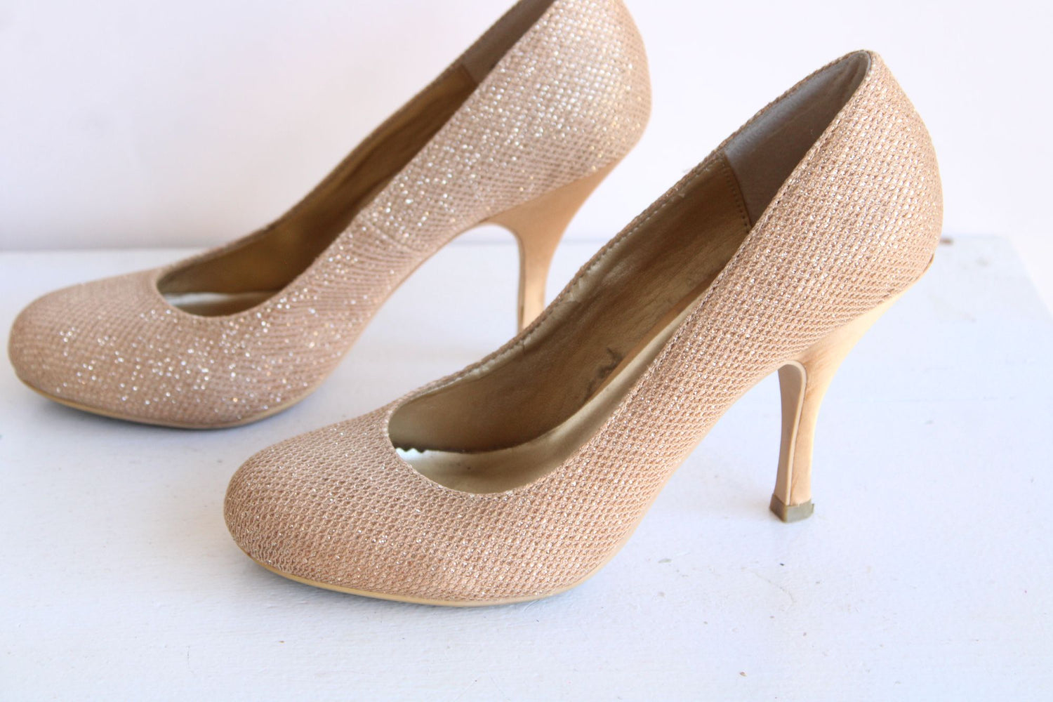 Gold high heels hi-res stock photography and images - Alamy