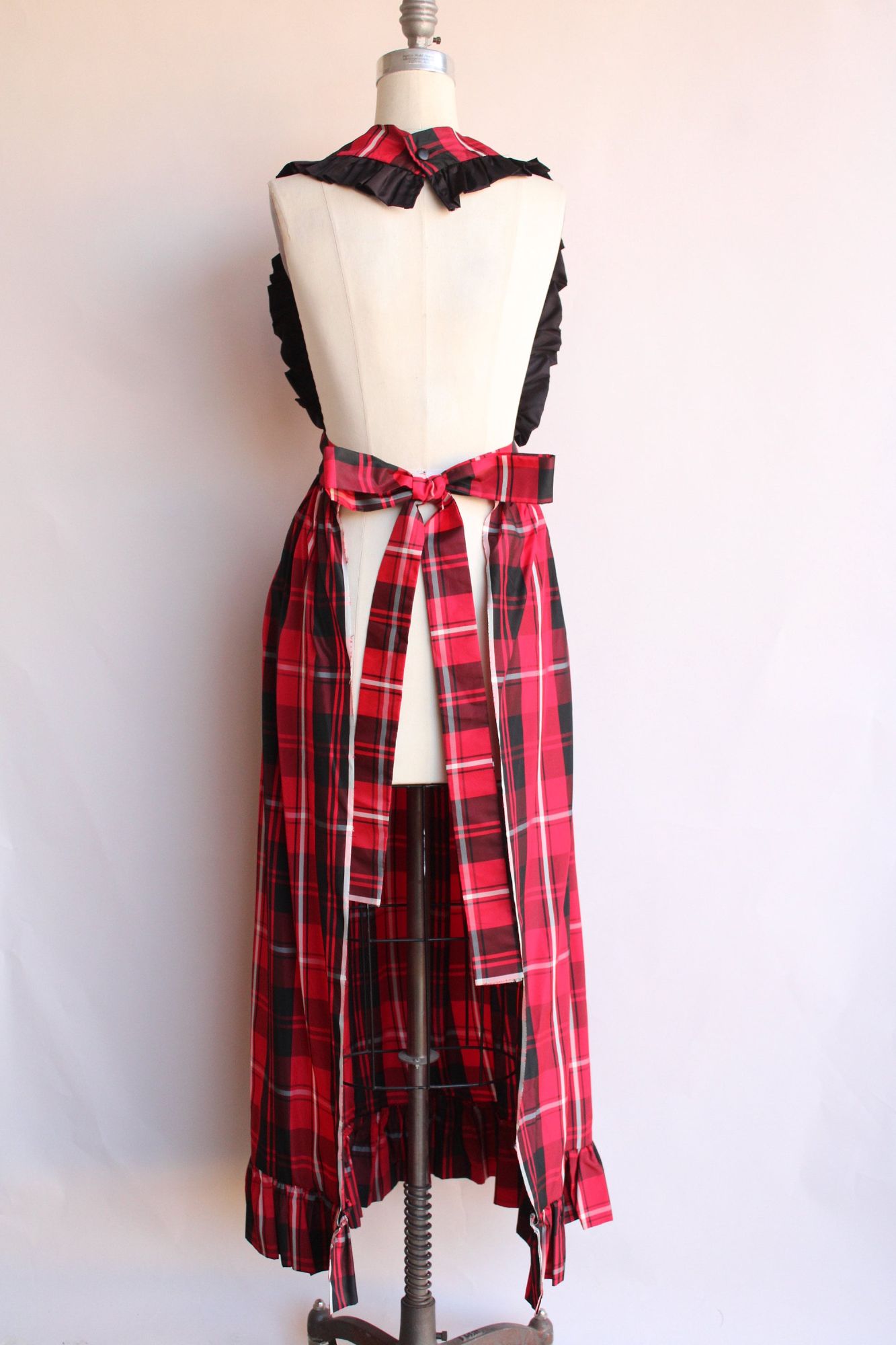 Vintage Full Apron, Red Tartan Plaid Pinafore With Pockets and Ruffles, Volup Size, Taffeta Christmas or Holiday