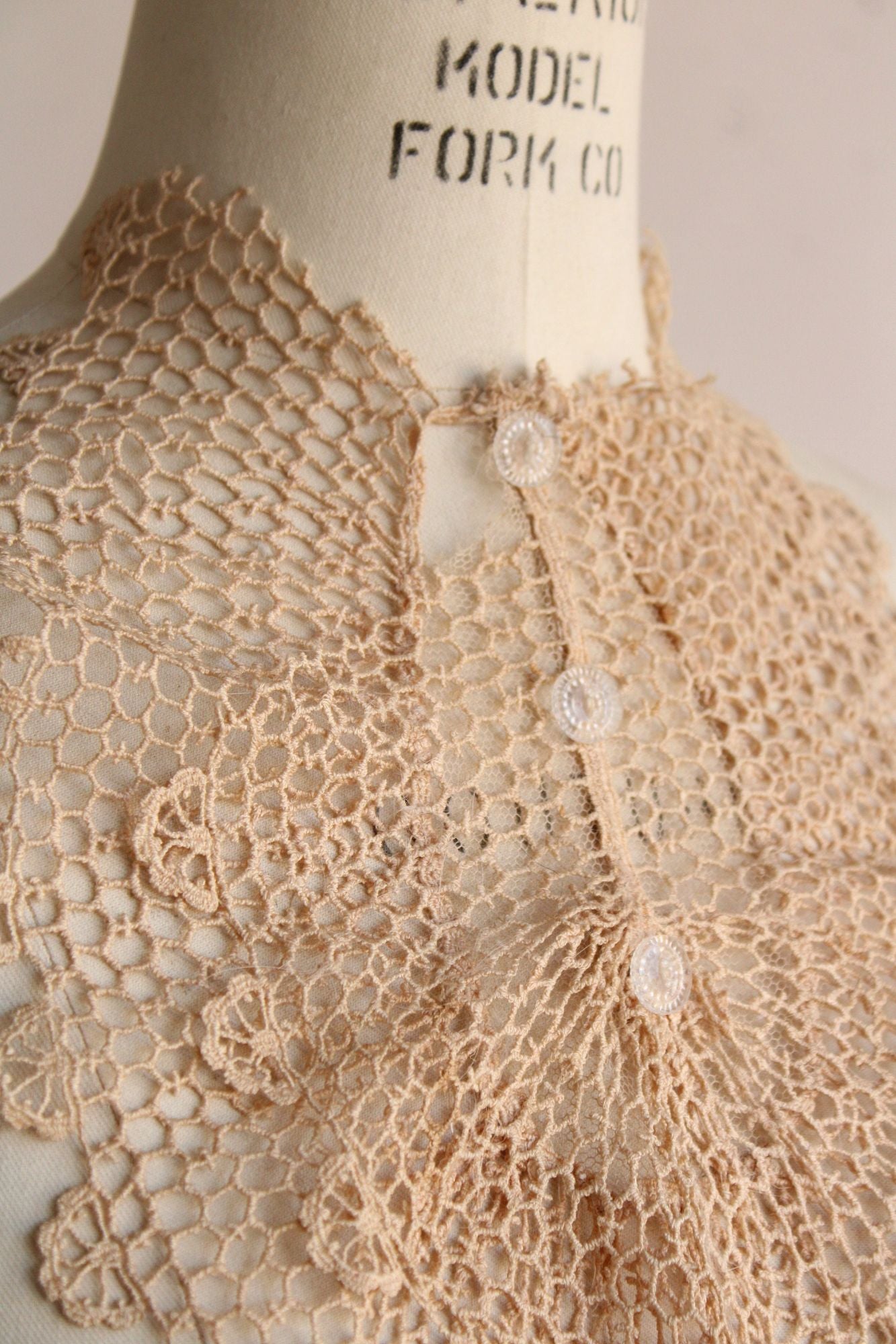 Vintage 1930s 1940s Lace Collar, Ivory or Beige Jabot with Buttons