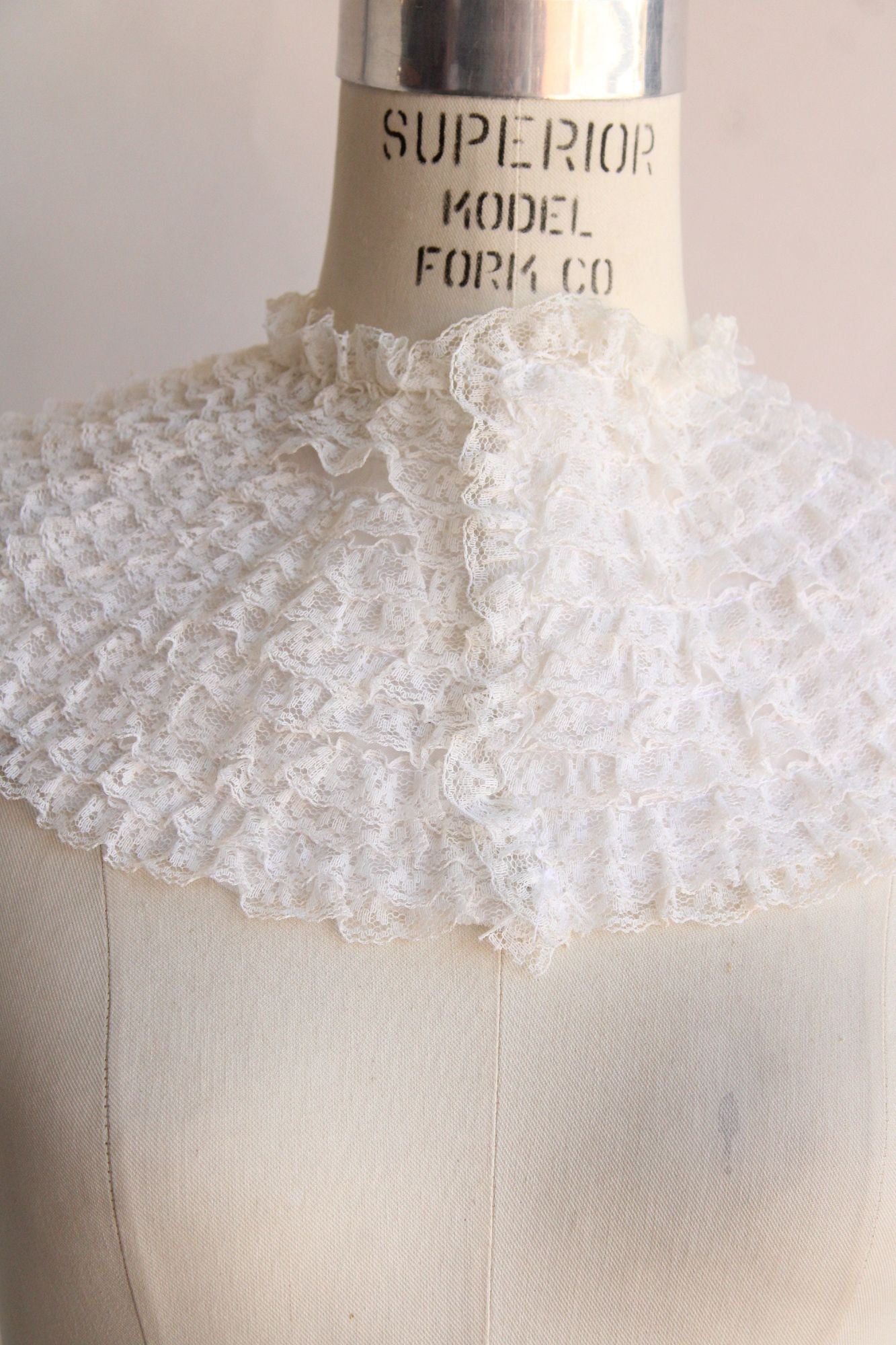 Vintage 1950s White Ruffled Lace Collar
