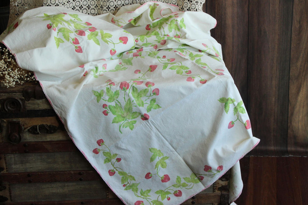 Vintage 1950s Strawberry Fruit Print Tableclothj