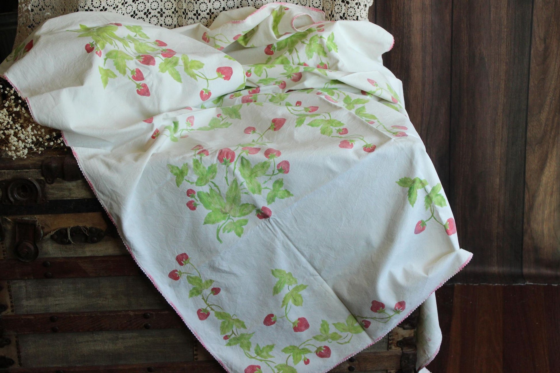 Vintage 1950s Strawberry Fruit Print Tableclothj