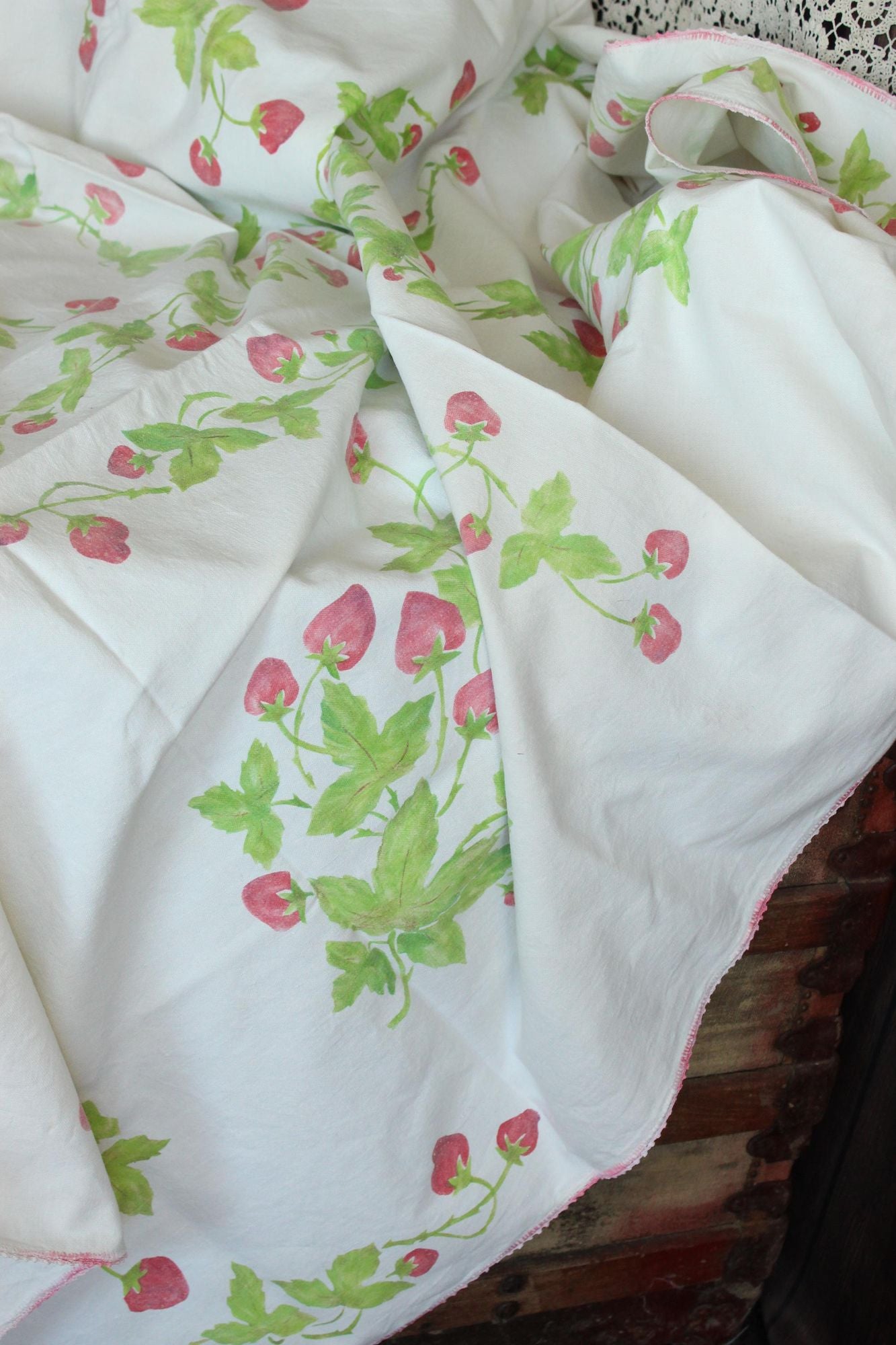 Vintage 1950s Strawberry Fruit Print Tableclothj