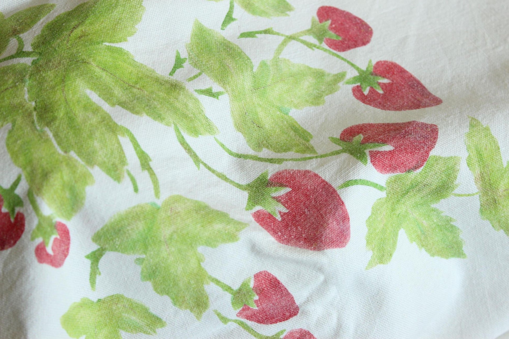 Vintage 1950s Strawberry Fruit Print Tableclothj