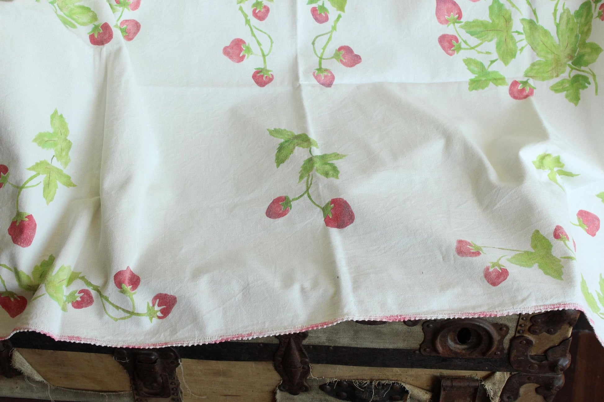 Vintage 1950s Strawberry Fruit Print Tableclothj