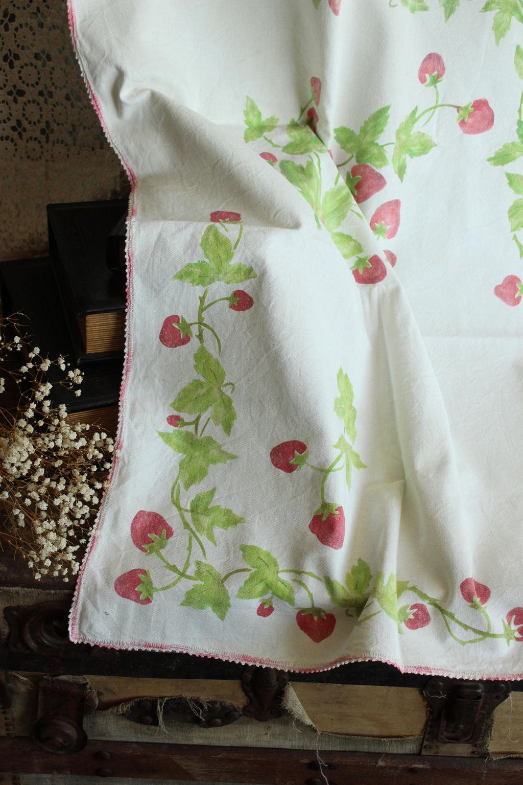 Vintage 1950s Strawberry Fruit Print Tableclothj