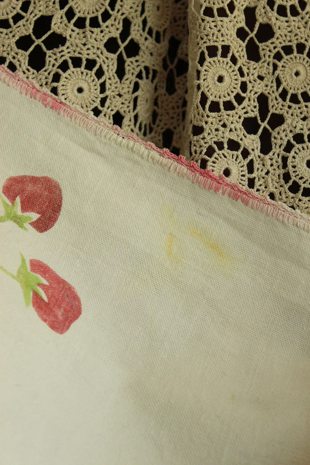 Vintage 1950s Strawberry Fruit Print Tableclothj