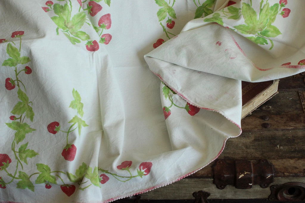 Vintage 1950s Strawberry Fruit Print Tableclothj