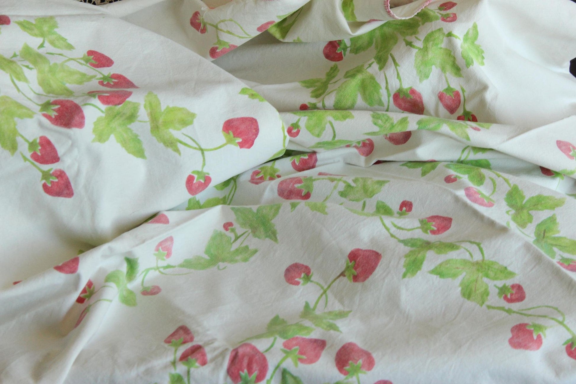 Vintage 1950s Strawberry Fruit Print Tableclothj