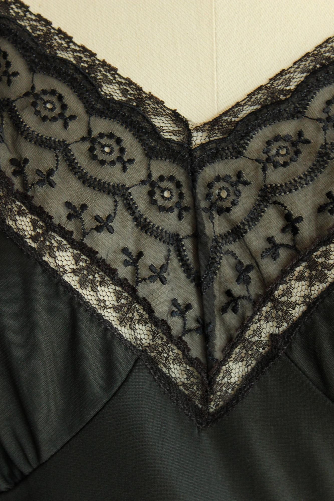 Vintage 1960s Volup Carol Brent Black Lace and Nylon Slip