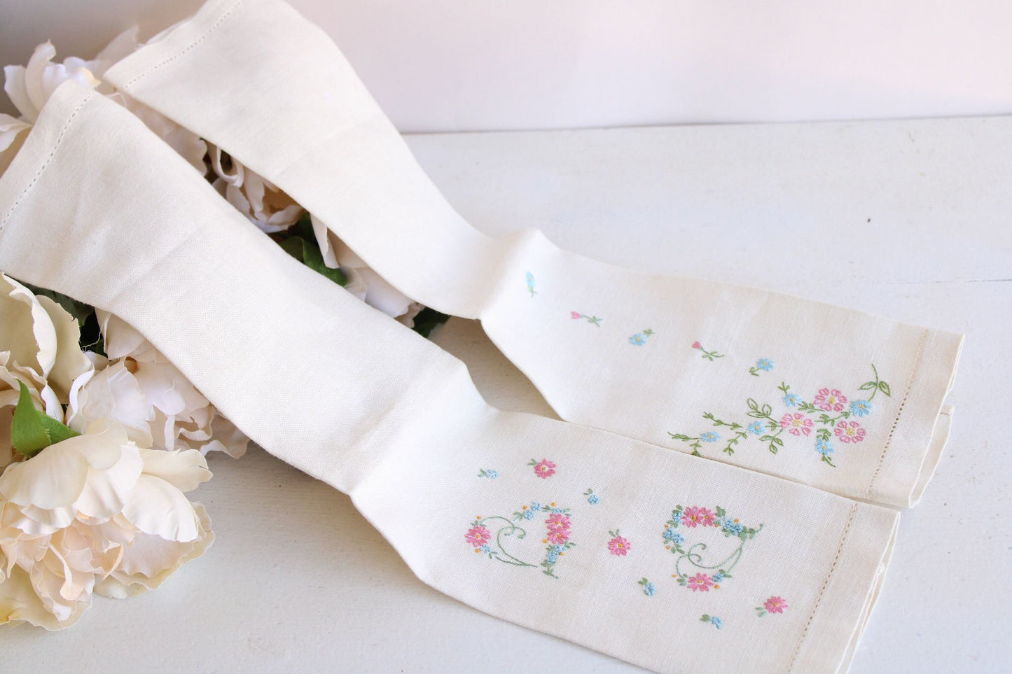 Vintage Pair of Linen With Embroidered Flowers Hand Towels
