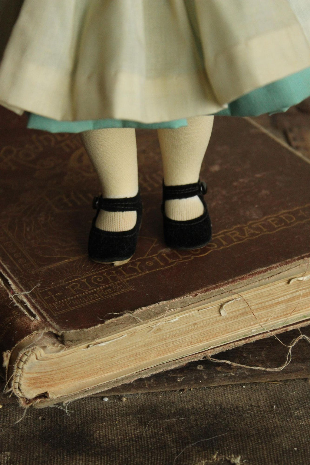 Vintage 1960s 1970s Madame Alexander Doll, Alice In Wonderland, Model # 1552