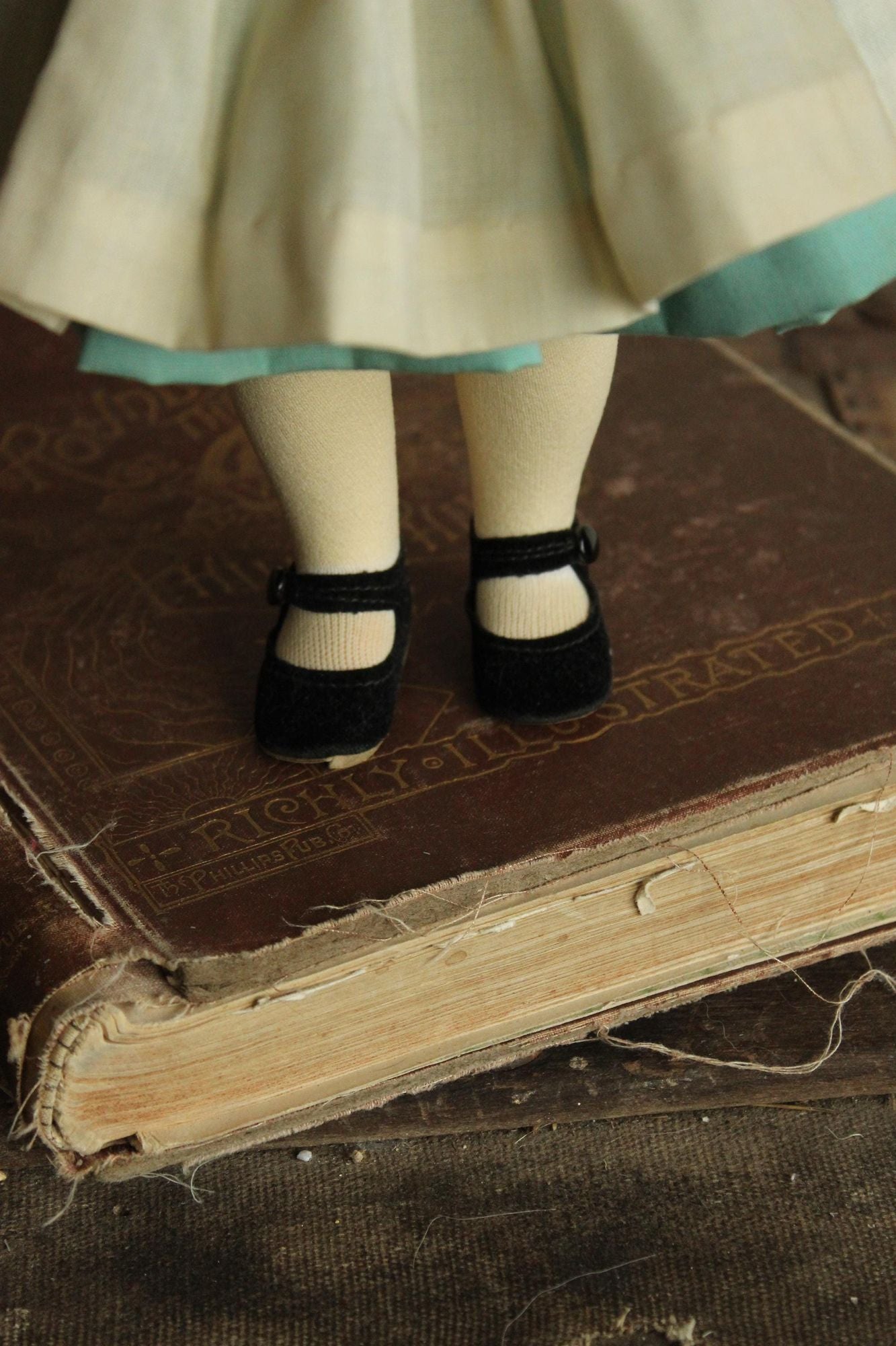 Vintage 1960s 1970s Madame Alexander Doll, Alice In Wonderland, Model # 1552