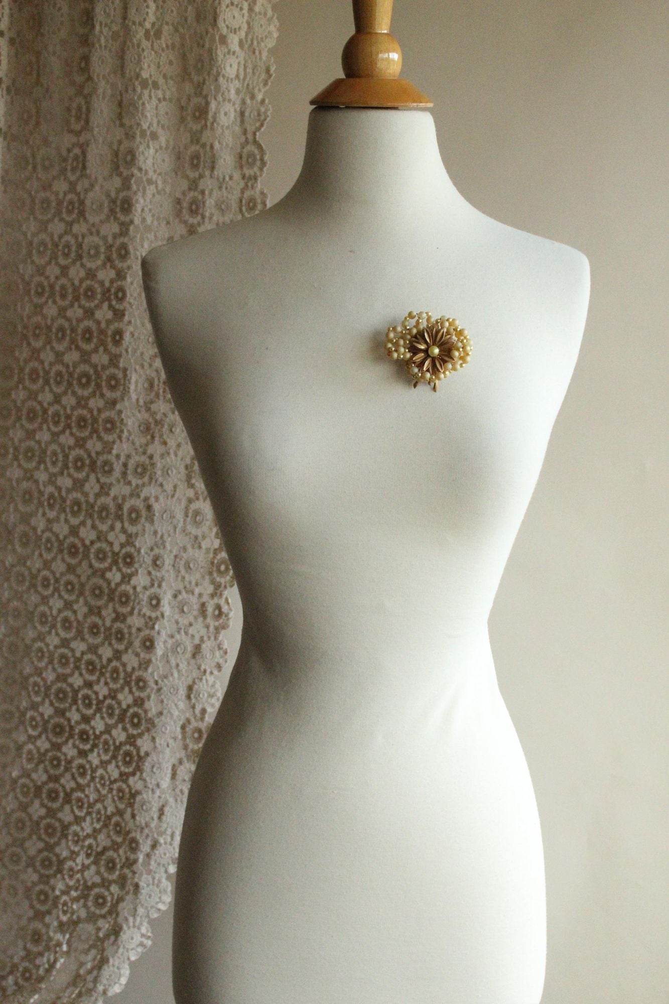 Vintage 1950s 1960s Daisy Flower and Faux Pearl Brooch