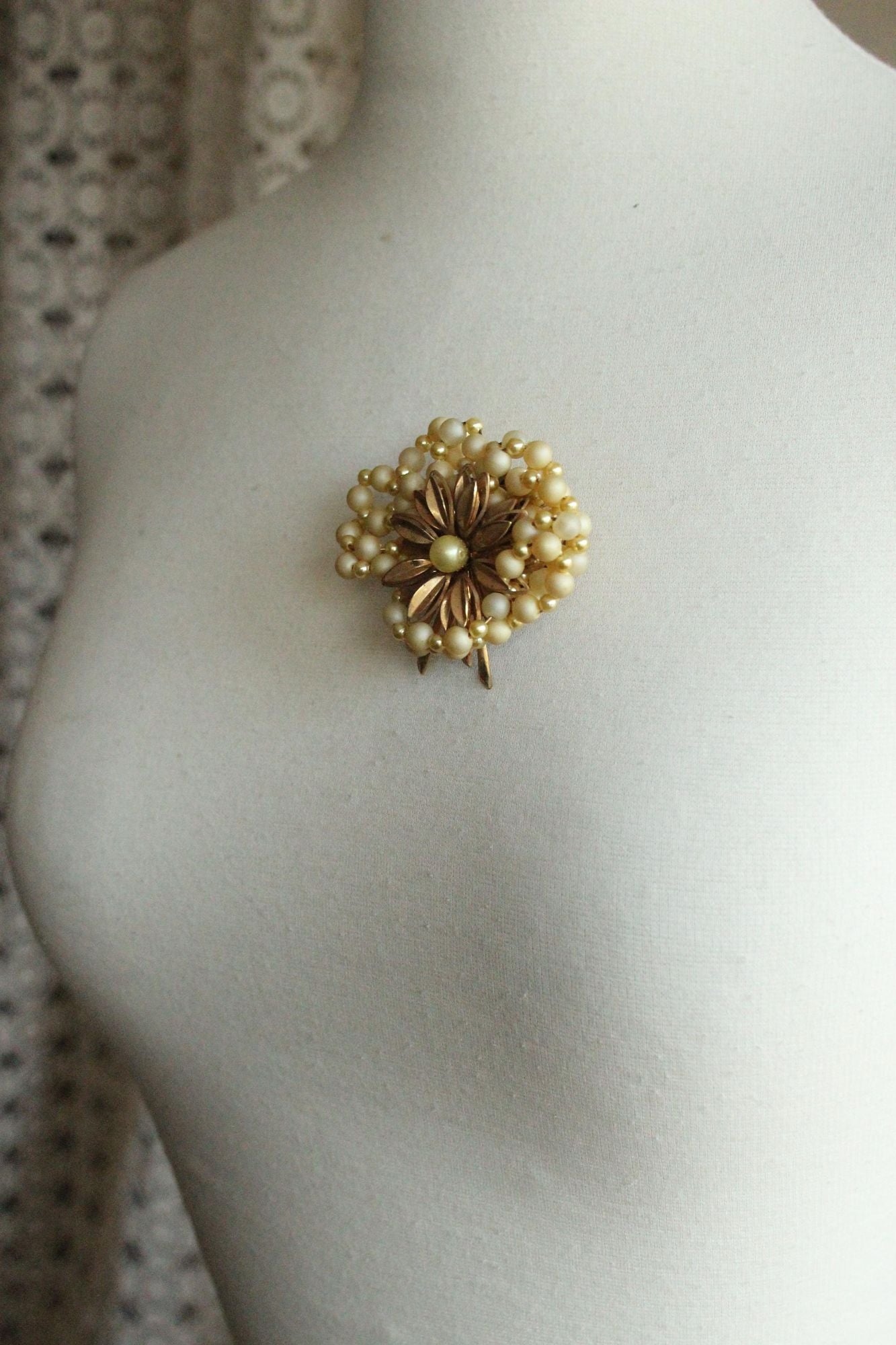 Vintage 1950s 1960s Daisy Flower and Faux Pearl Brooch