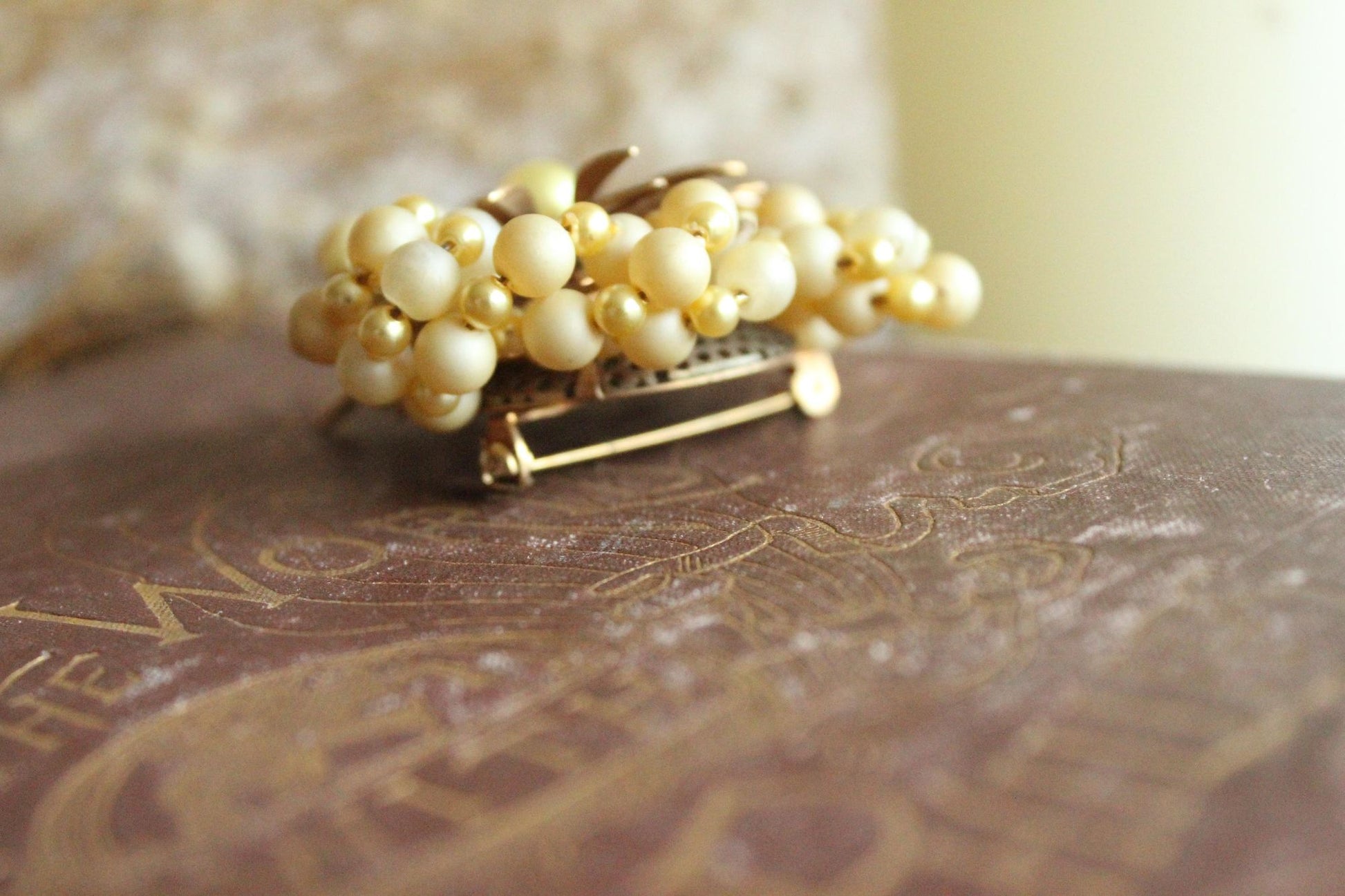 Vintage 1950s 1960s Daisy Flower and Faux Pearl Brooch