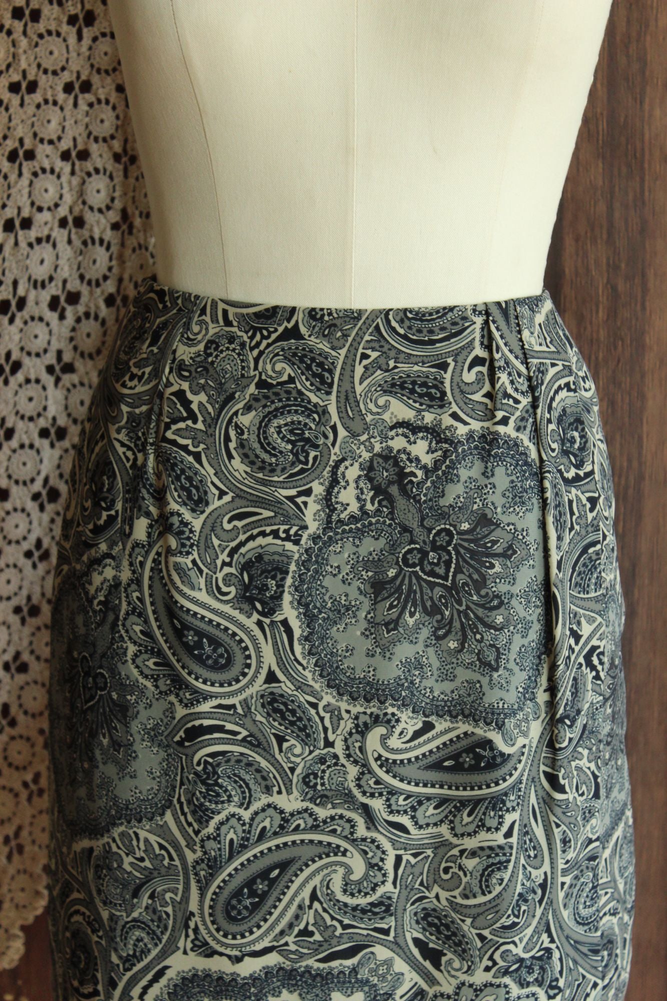 Vintage 1990s 2000s Chaus Navy Blue Skirt