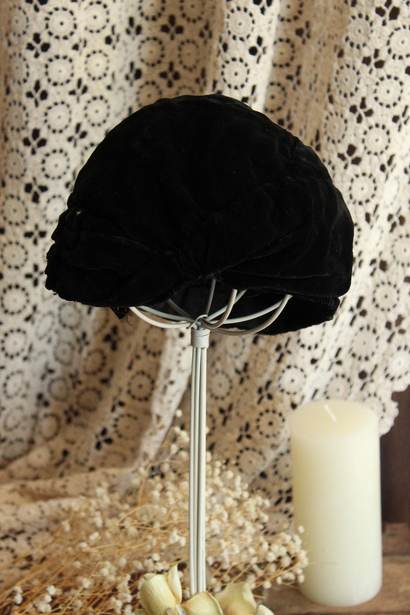 Vintage 1920s Cloche Hat in Black Velvet