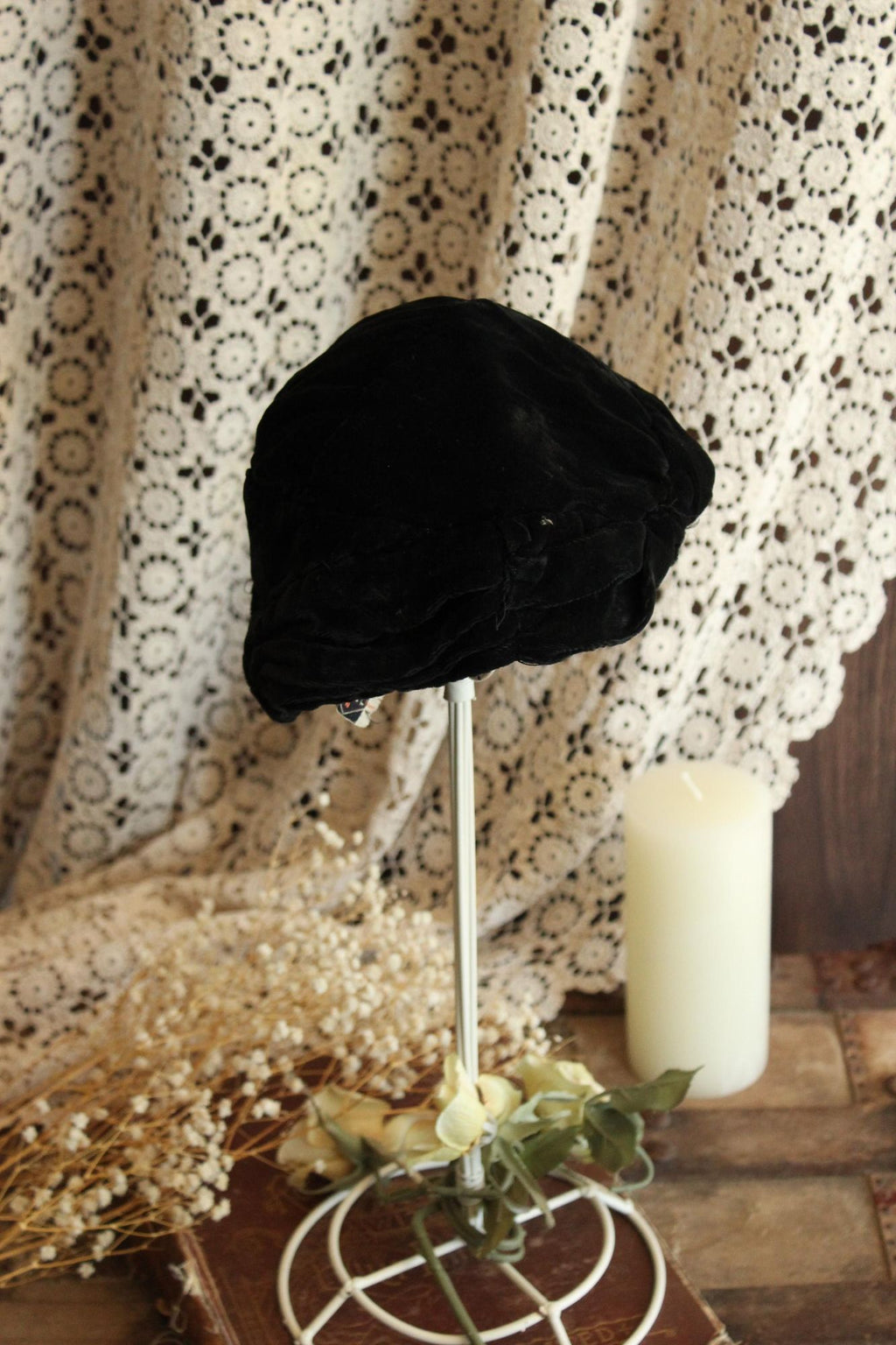 Vintage 1920s Cloche Hat in Black Velvet