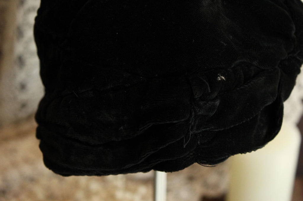 Vintage 1920s Cloche Hat in Black Velvet