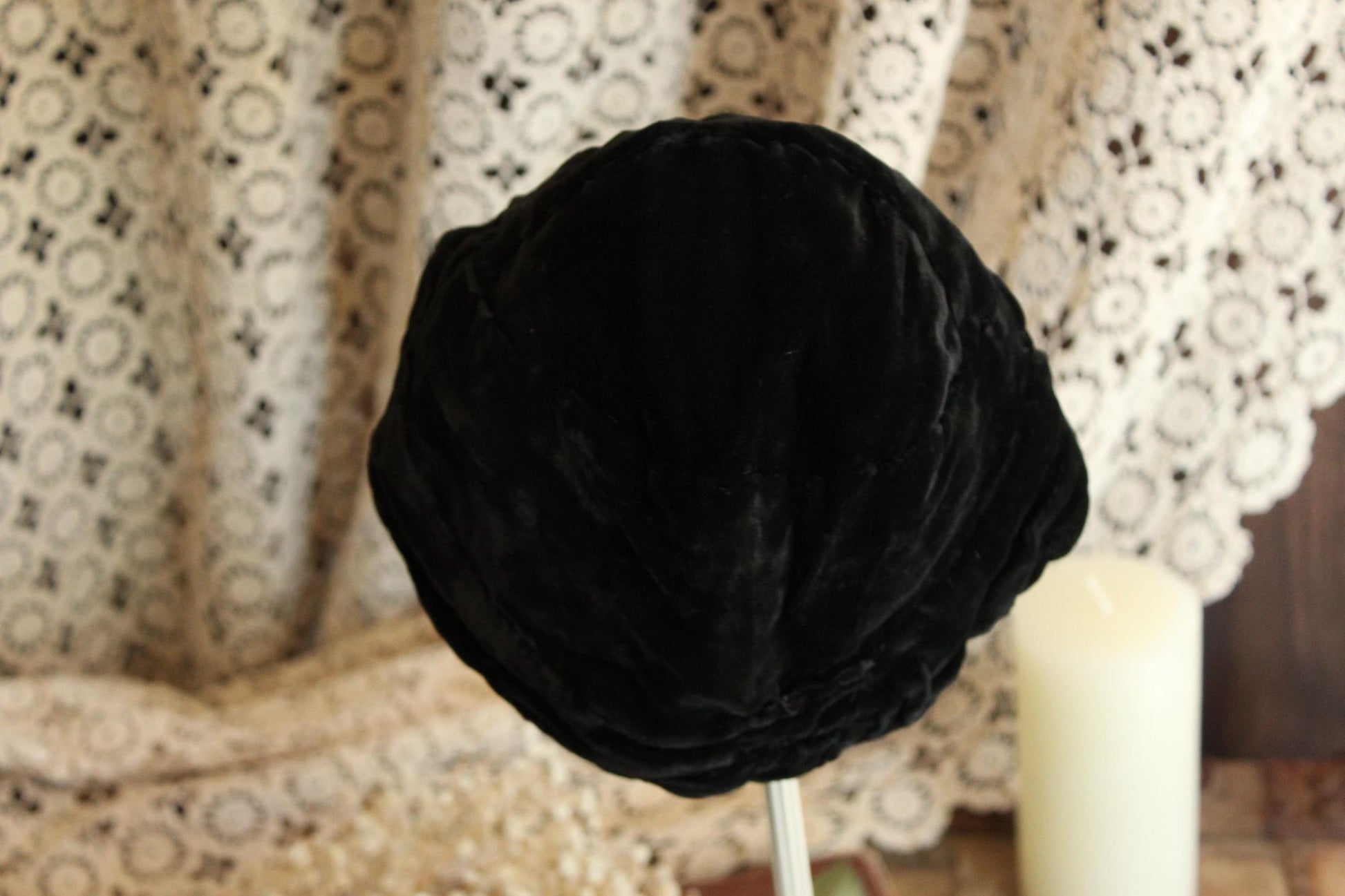 Vintage 1920s Cloche Hat in Black Velvet