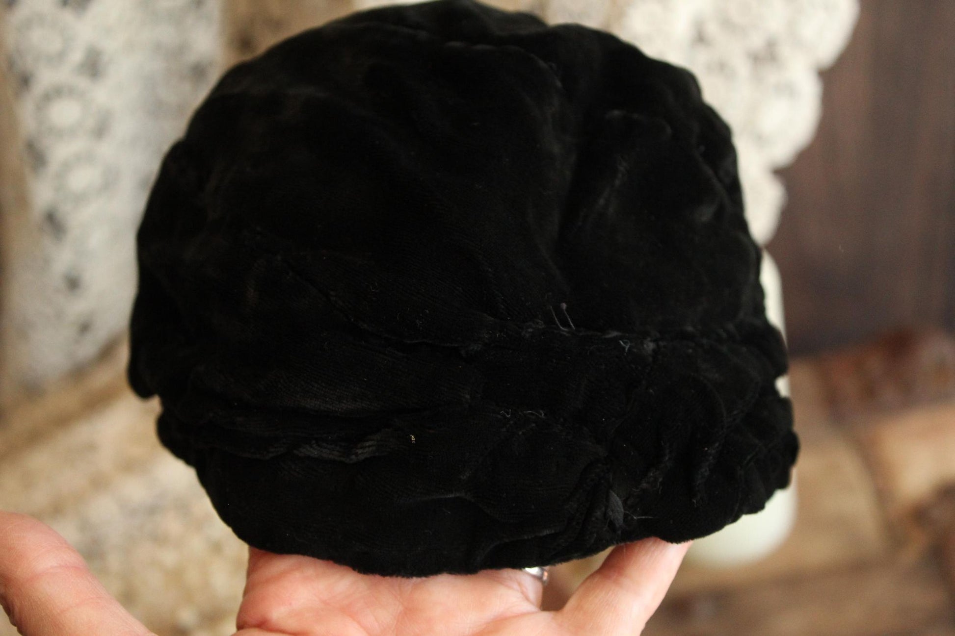 Vintage 1920s Cloche Hat in Black Velvet