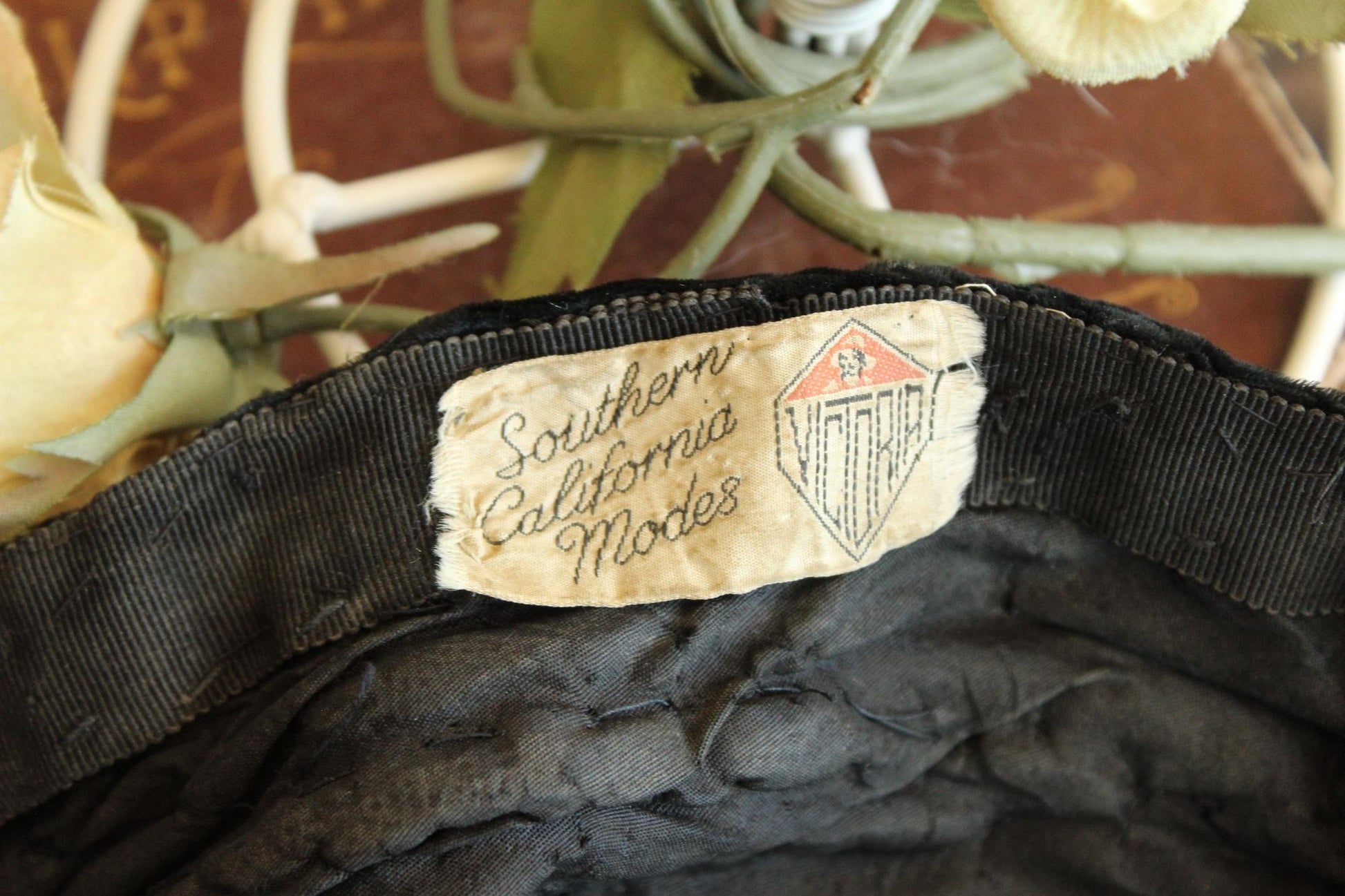 Vintage 1920s Cloche Hat in Black Velvet